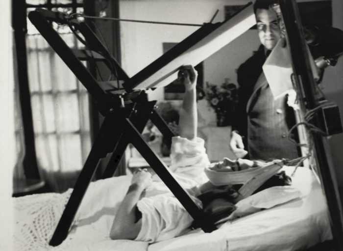 Frida painting in bed, anonymous photographer, 1940. © Frida Kahlo Museum.